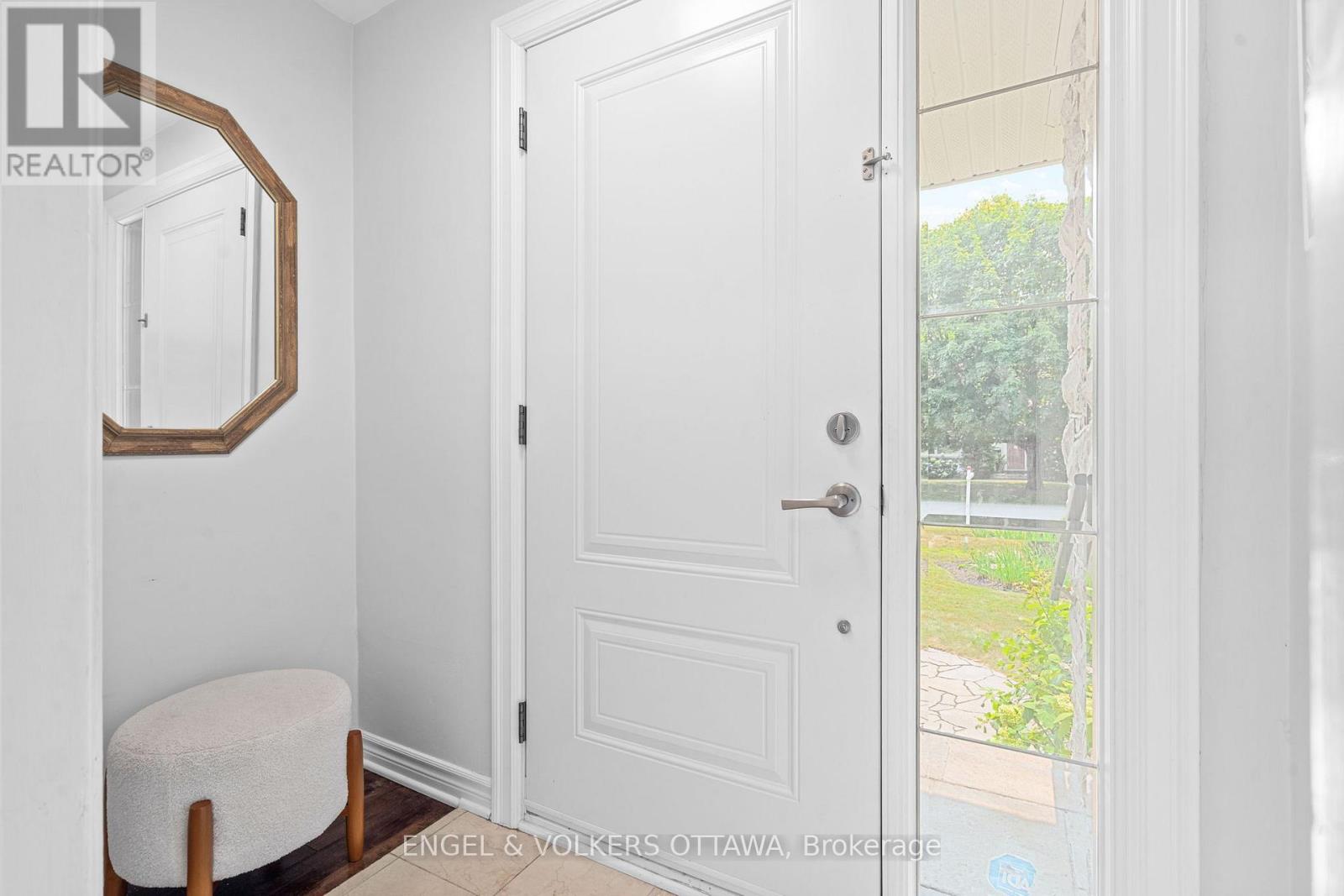 249 Faircrest Road, Ottawa, Ontario  K1H 5C9 - Photo 3 - X12990188