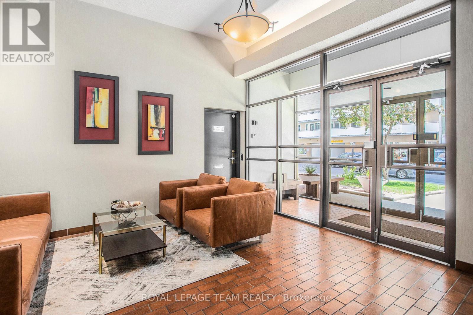 402 - 141 Somerset Street W, Ottawa, Ontario  K2P 2H1 - Photo 2 - X12990348