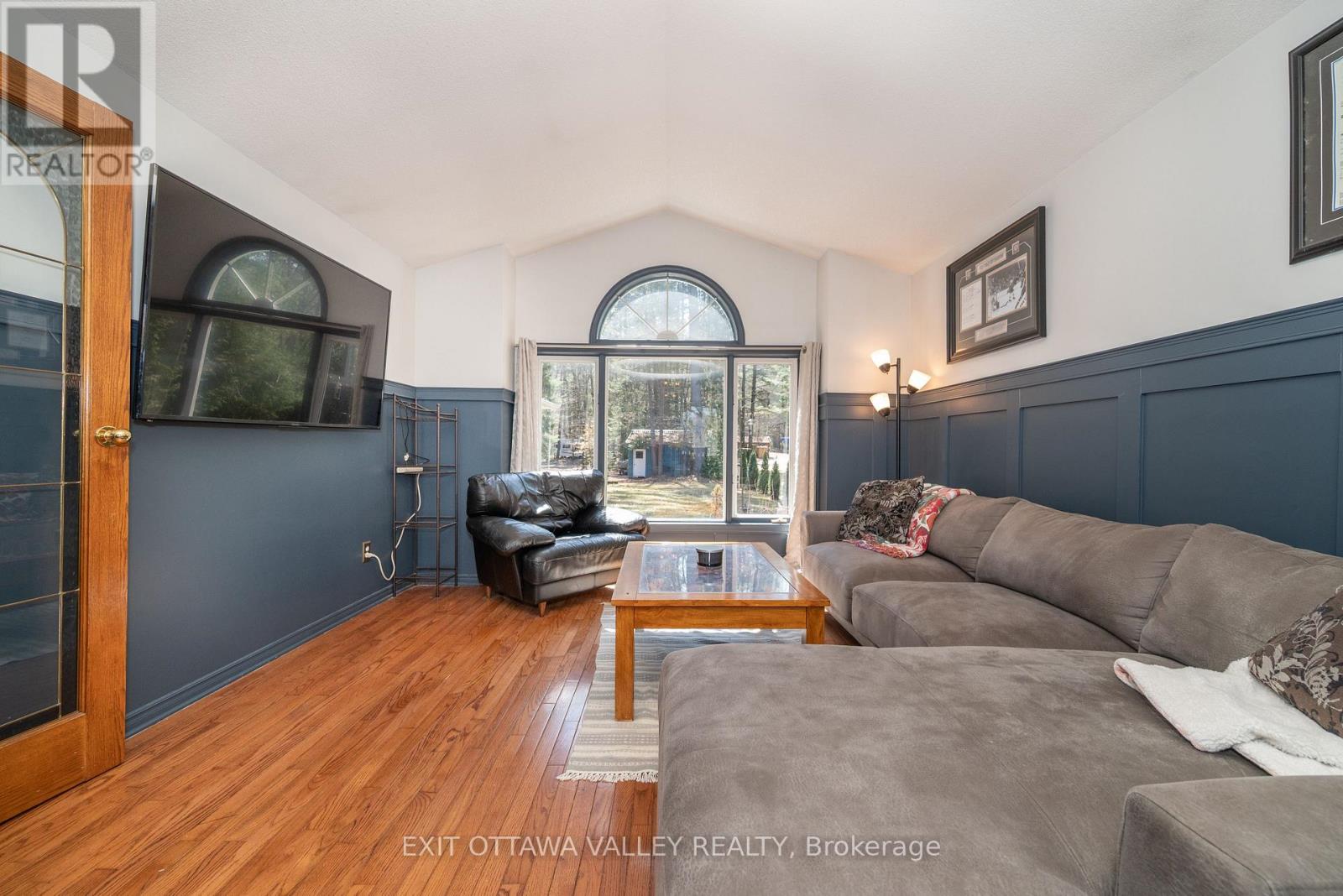 10 Ryans Camp Lane, Laurentian Hills, Ontario  K0J 1P0 - Photo 8 - X12990382