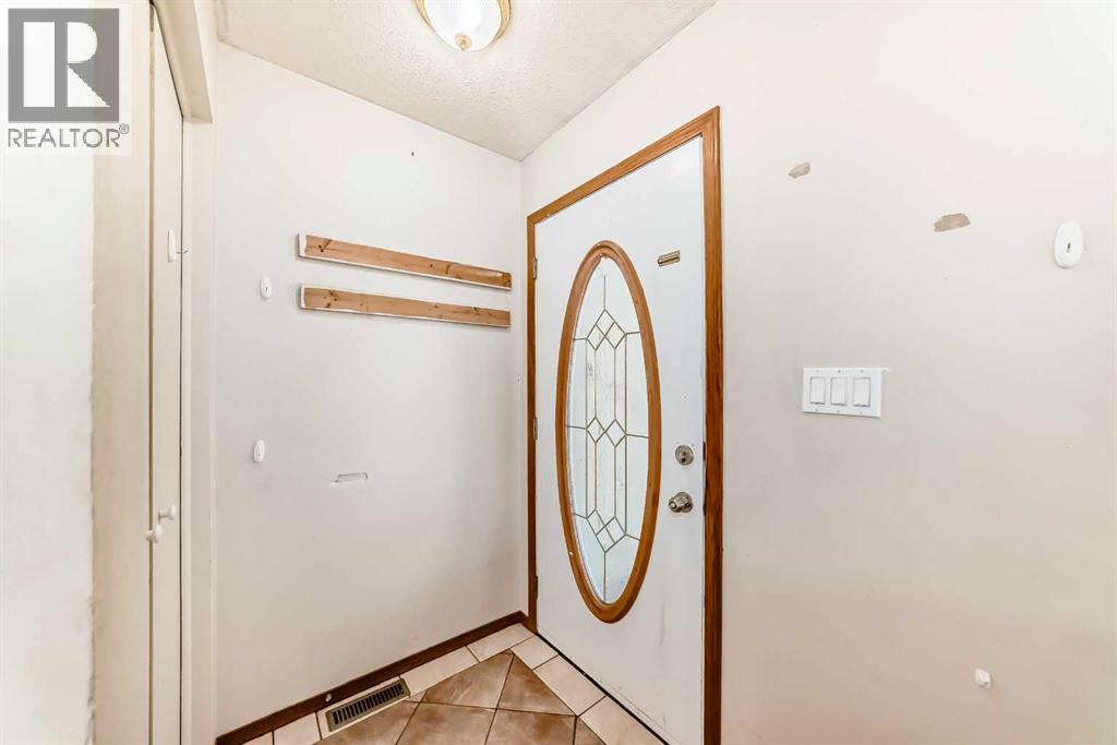 927 Midridge Drive SE, Calgary, Alberta  T2X 1H5 - Photo 5 - A2291602