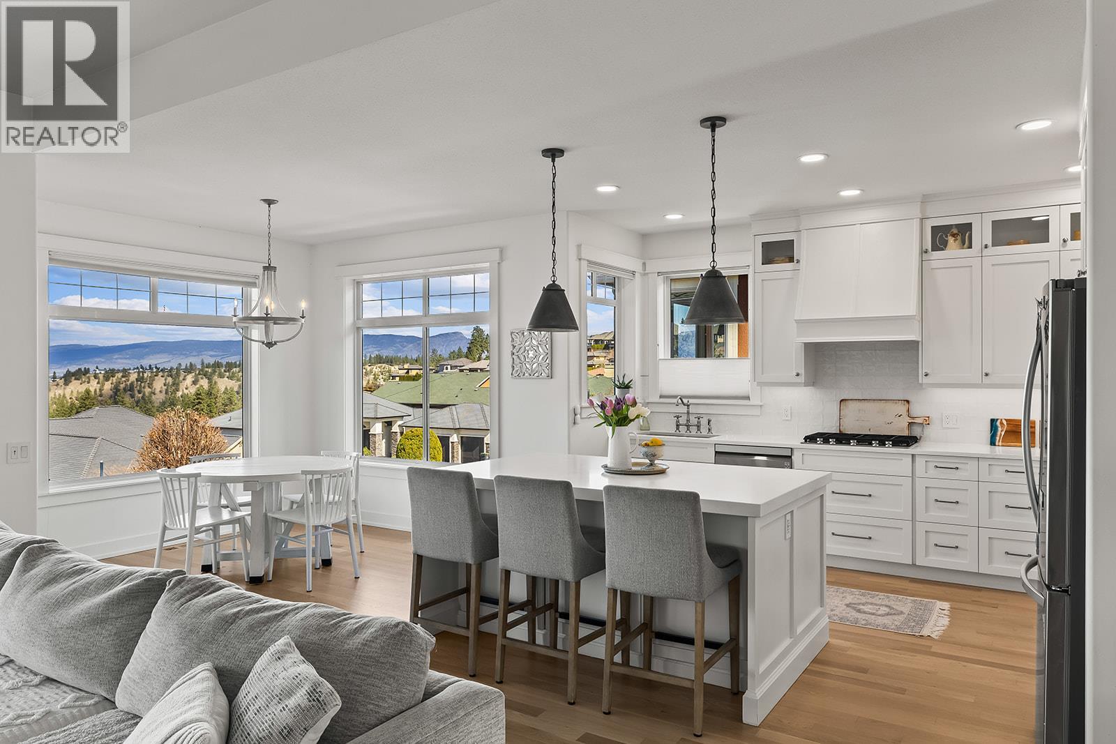 629 Almandine Court Kelowna Photo 4