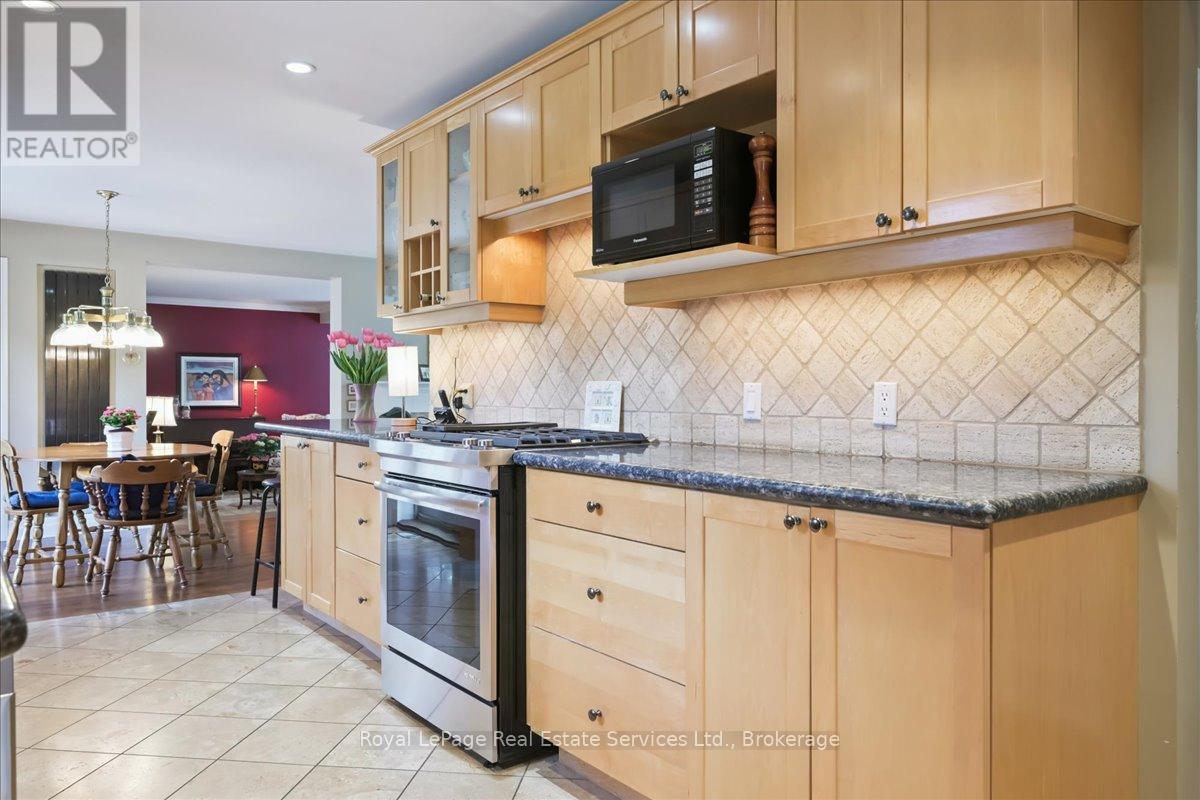 281 Pinehurst Drive, Oakville, Ontario  L6J 4X2 - Photo 17 - W12883950