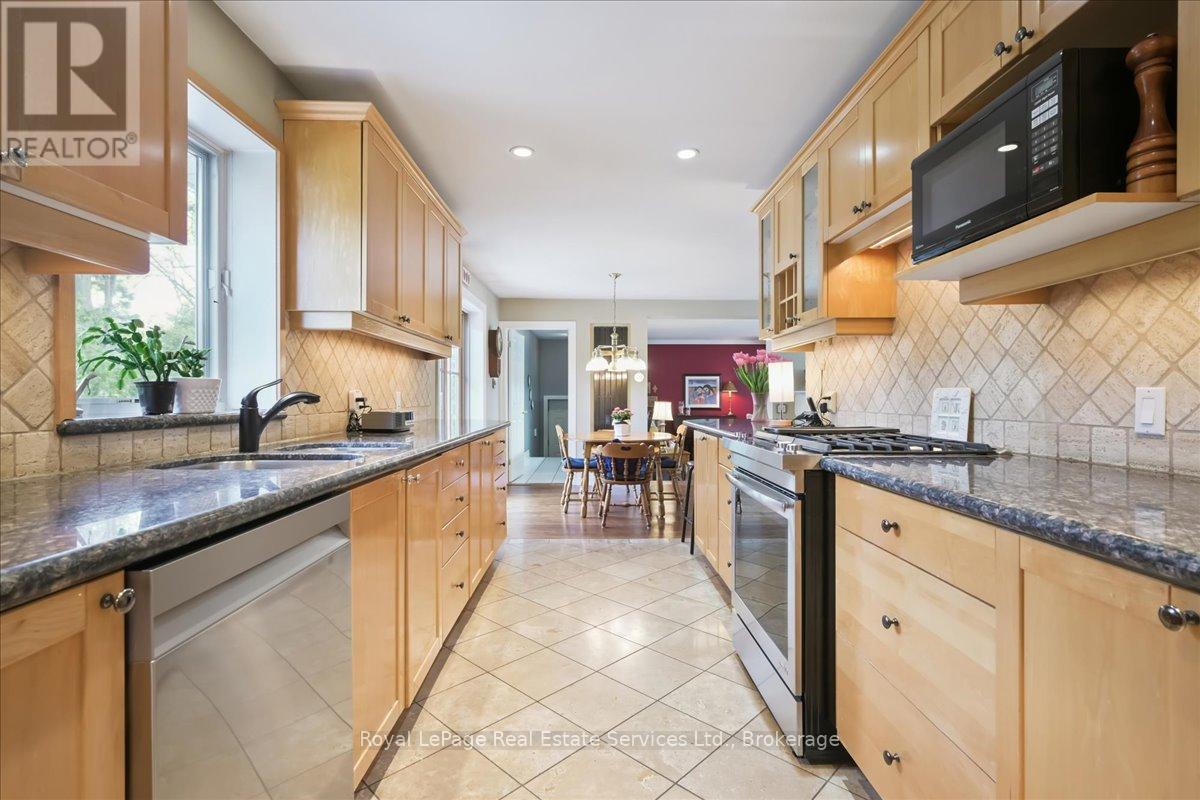 281 Pinehurst Drive, Oakville, Ontario  L6J 4X2 - Photo 16 - W12883950