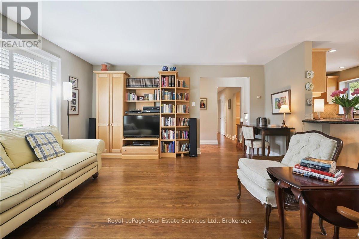 281 Pinehurst Drive, Oakville, Ontario  L6J 4X2 - Photo 7 - W12883950