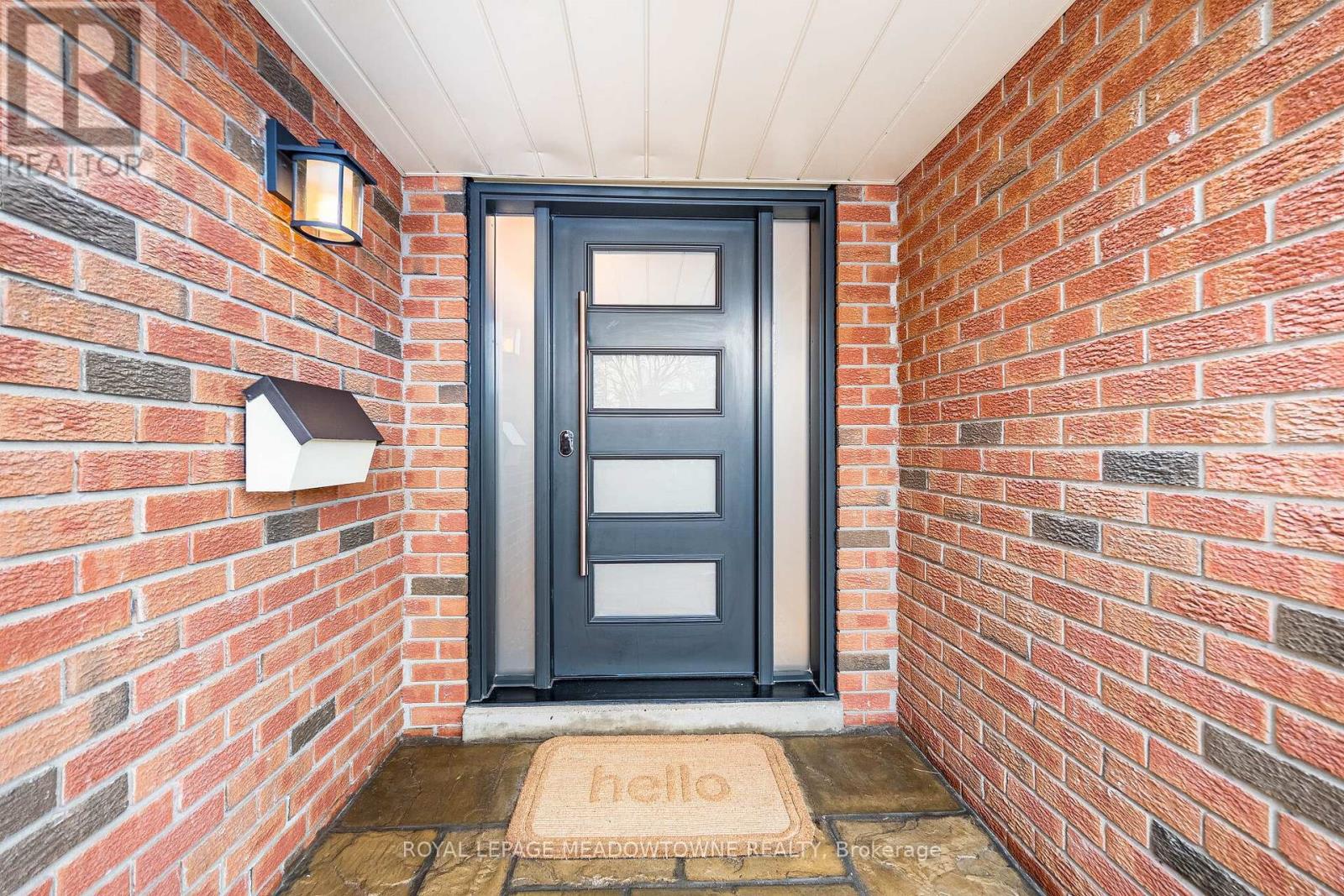 8 Wadsworth Circle, Brampton, Ontario  L6Z 1W7 - Photo 4 - W12977592