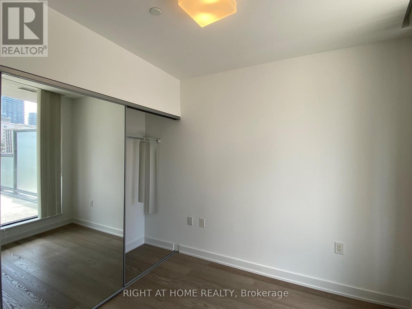 606 - 11 Wellesley Street W, Toronto (Bay Street Corridor), Ontario  M4Y 0G4 - Photo 9 - C12990150