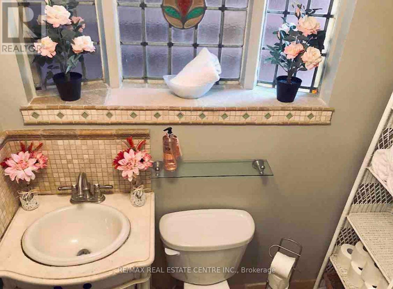 1 Hiawatha (Main) Road, Toronto (Greenwood-Coxwell), Ontario  M4L 2X7 - Photo 7 - E12990170