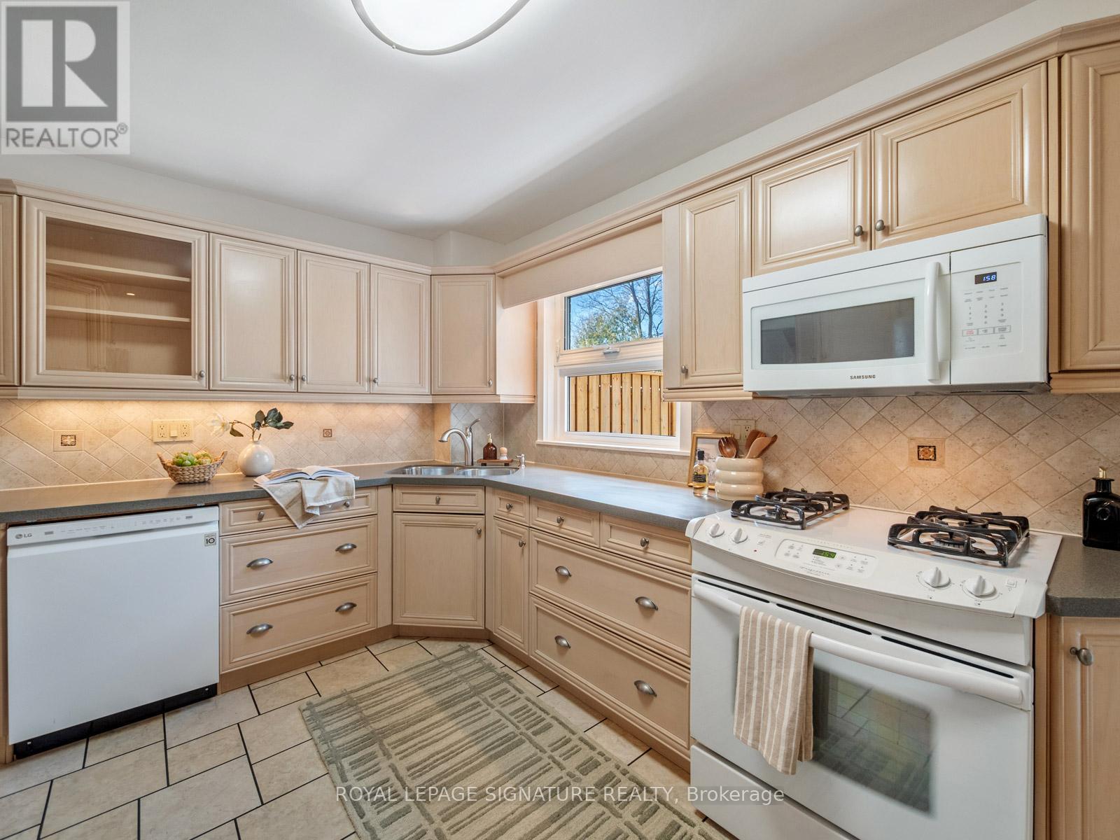 120 Hollywood Crescent, Toronto, Ontario  M4L 2K6 - Photo 16 - E12990190