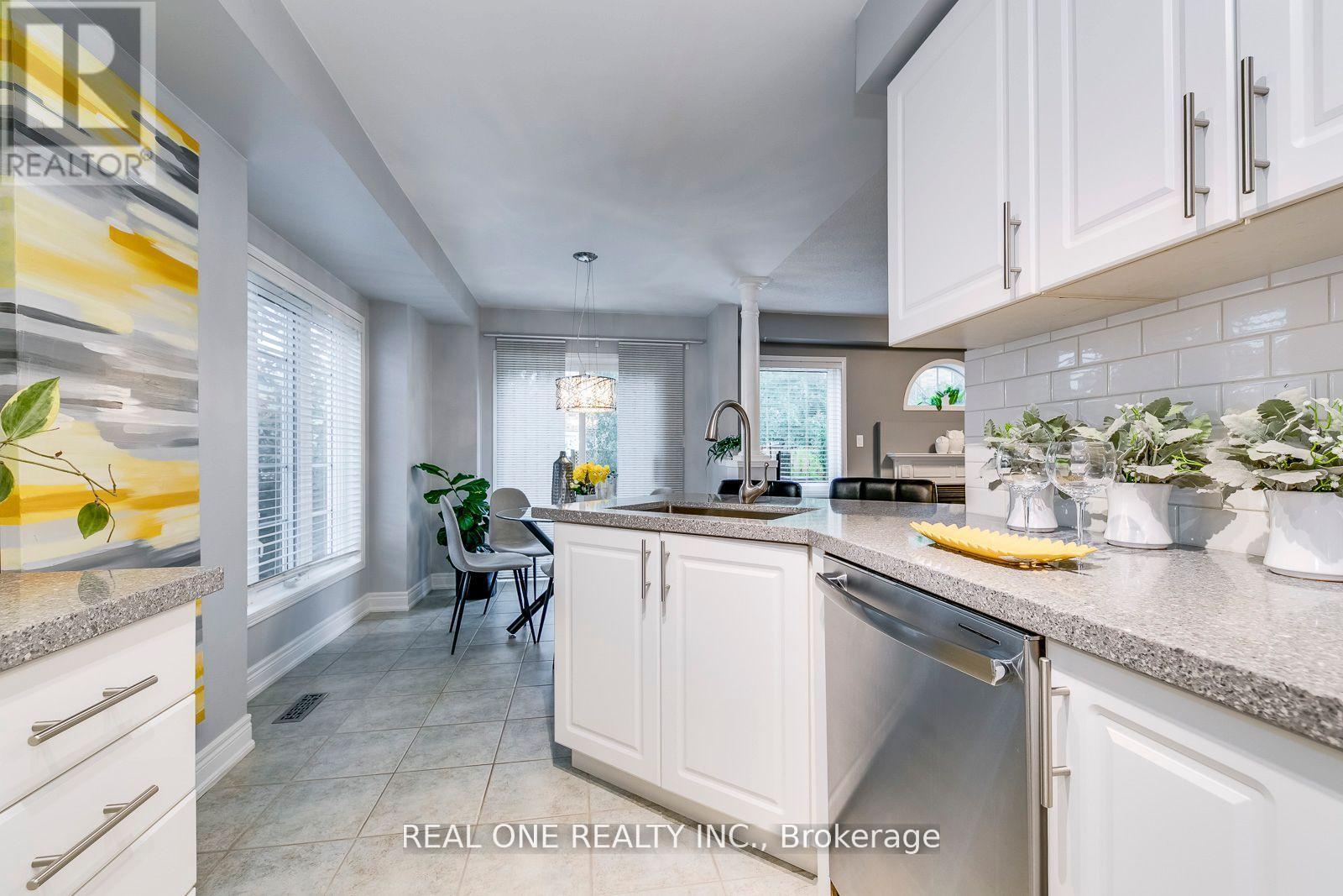 368 Kittridge Road, Oakville, Ontario  L6H 7K6 - Photo 11 - W12990206