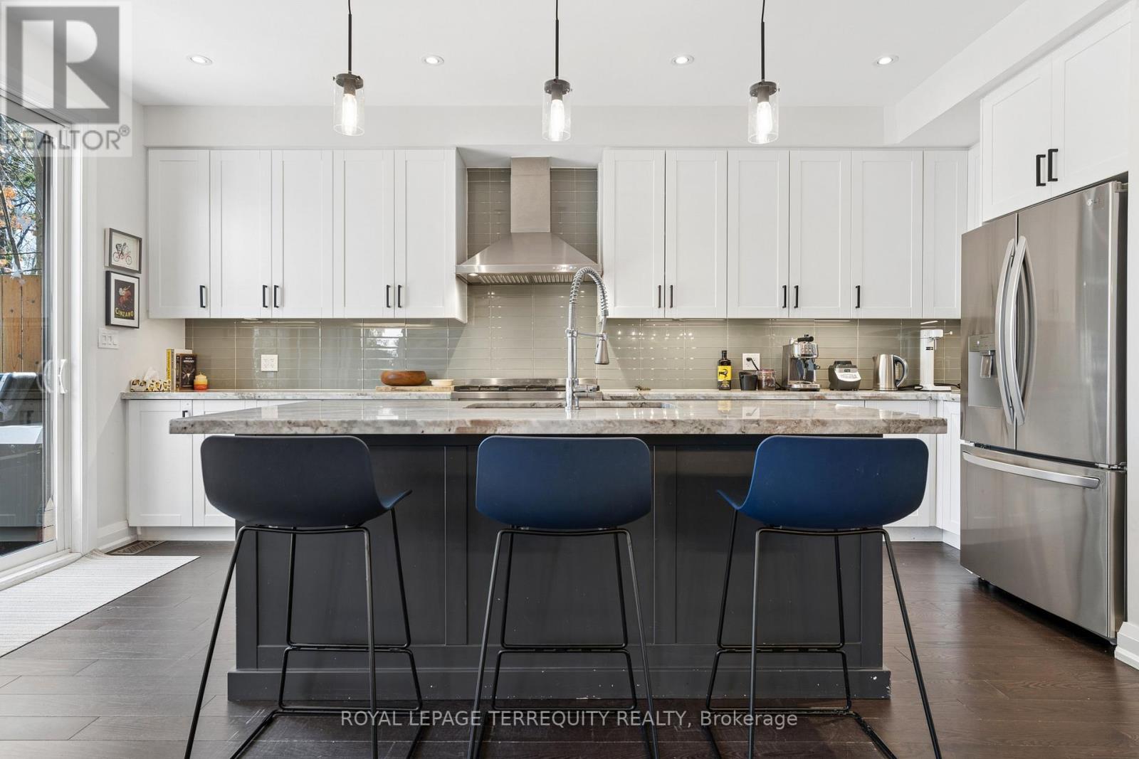 83 Humbercrest Boulevard, Toronto, Ontario M6S 4L2 - Photo 12 - W12990212