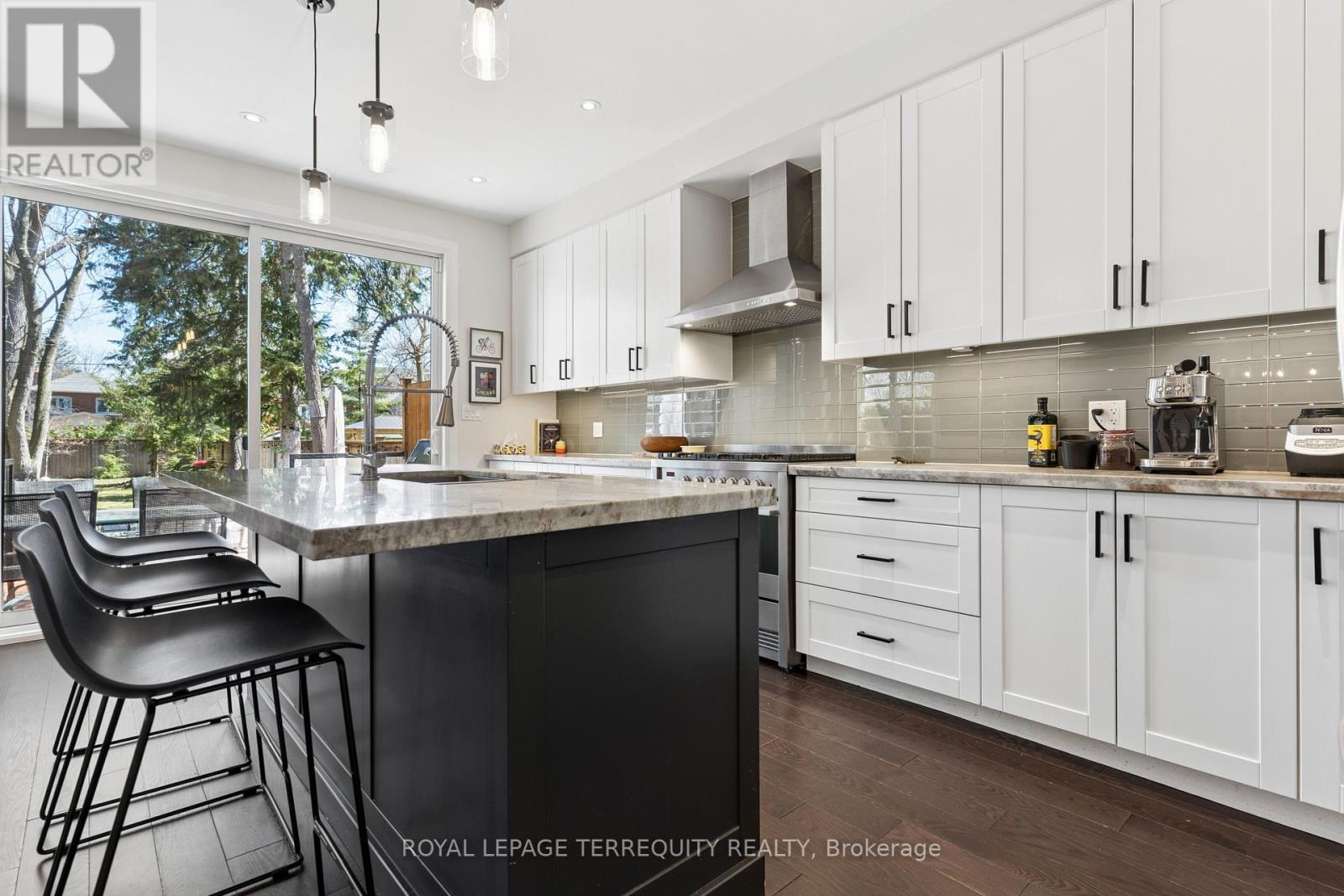 83 Humbercrest Boulevard, Toronto, Ontario M6S 4L2 - Photo 15 - W12990212