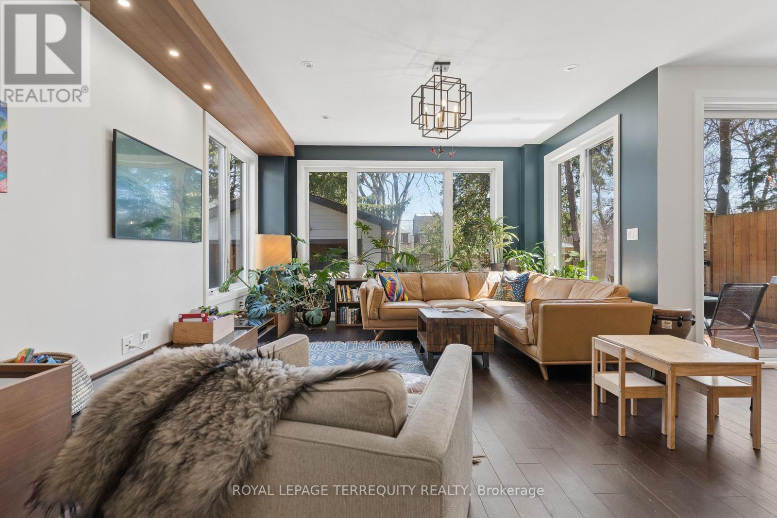 83 Humbercrest Boulevard, Toronto, Ontario M6S 4L2 - Photo 9 - W12990212