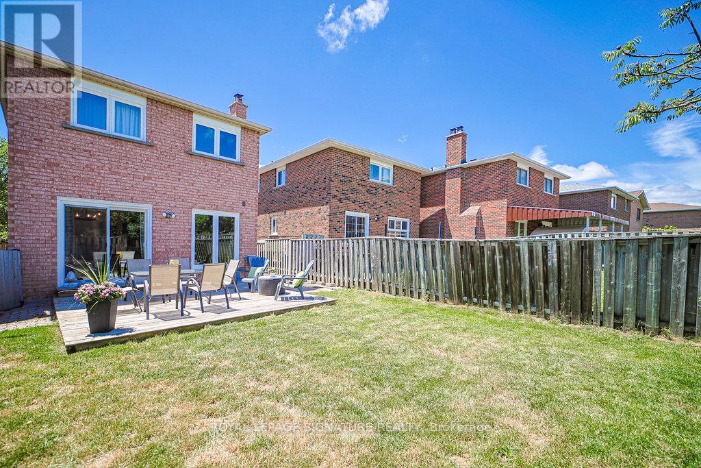 1106 Highgate Place, Mississauga, Ontario  L4W 3H4 - Photo 19 - W12990214