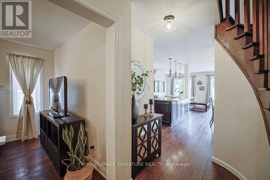 1106 Highgate Place, Mississauga, Ontario  L4W 3H4 - Photo 5 - W12990214