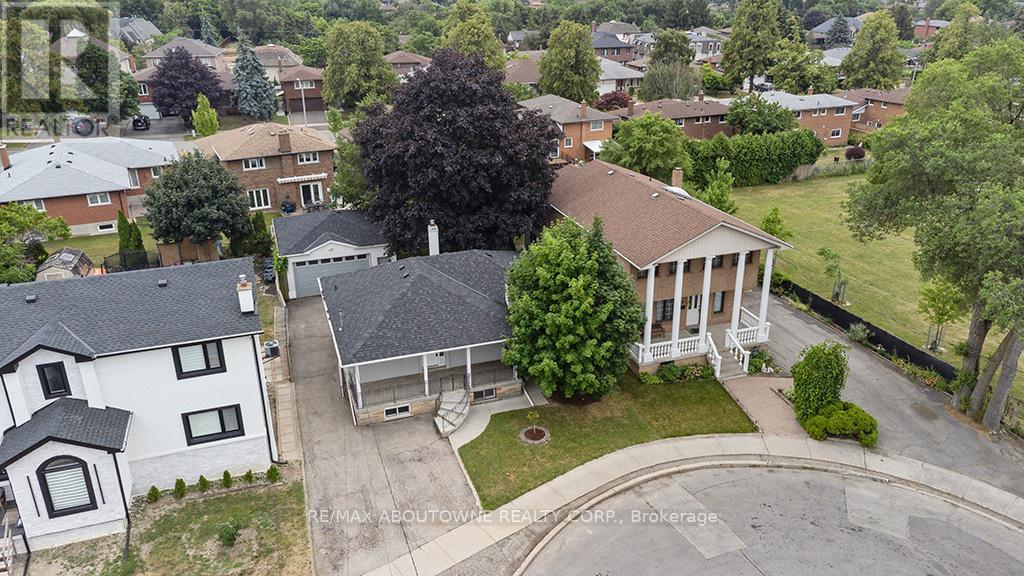 37 Brome Road, Toronto, Ontario  M6L 1T5 - Photo 3 - W12990326