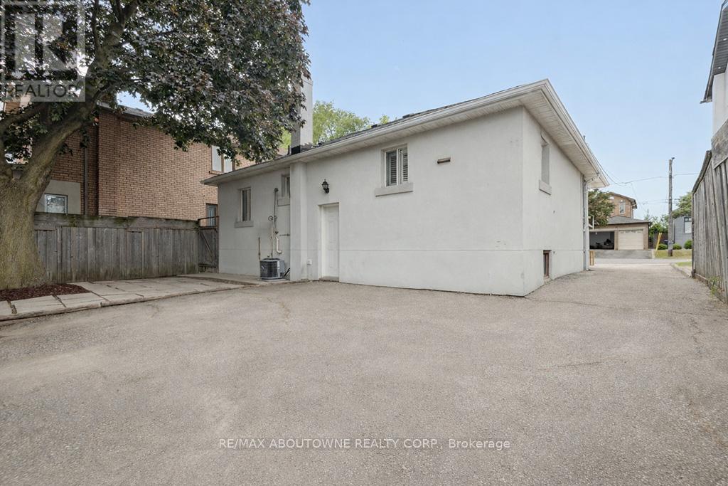 37 Brome Road, Toronto, Ontario  M6L 1T5 - Photo 39 - W12990326