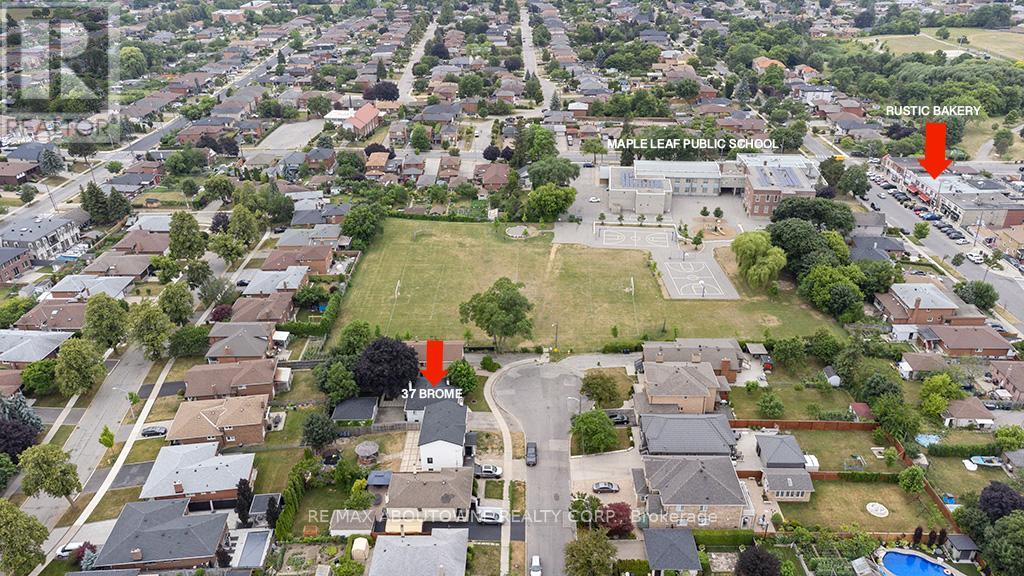 37 Brome Road, Toronto, Ontario  M6L 1T5 - Photo 5 - W12990326