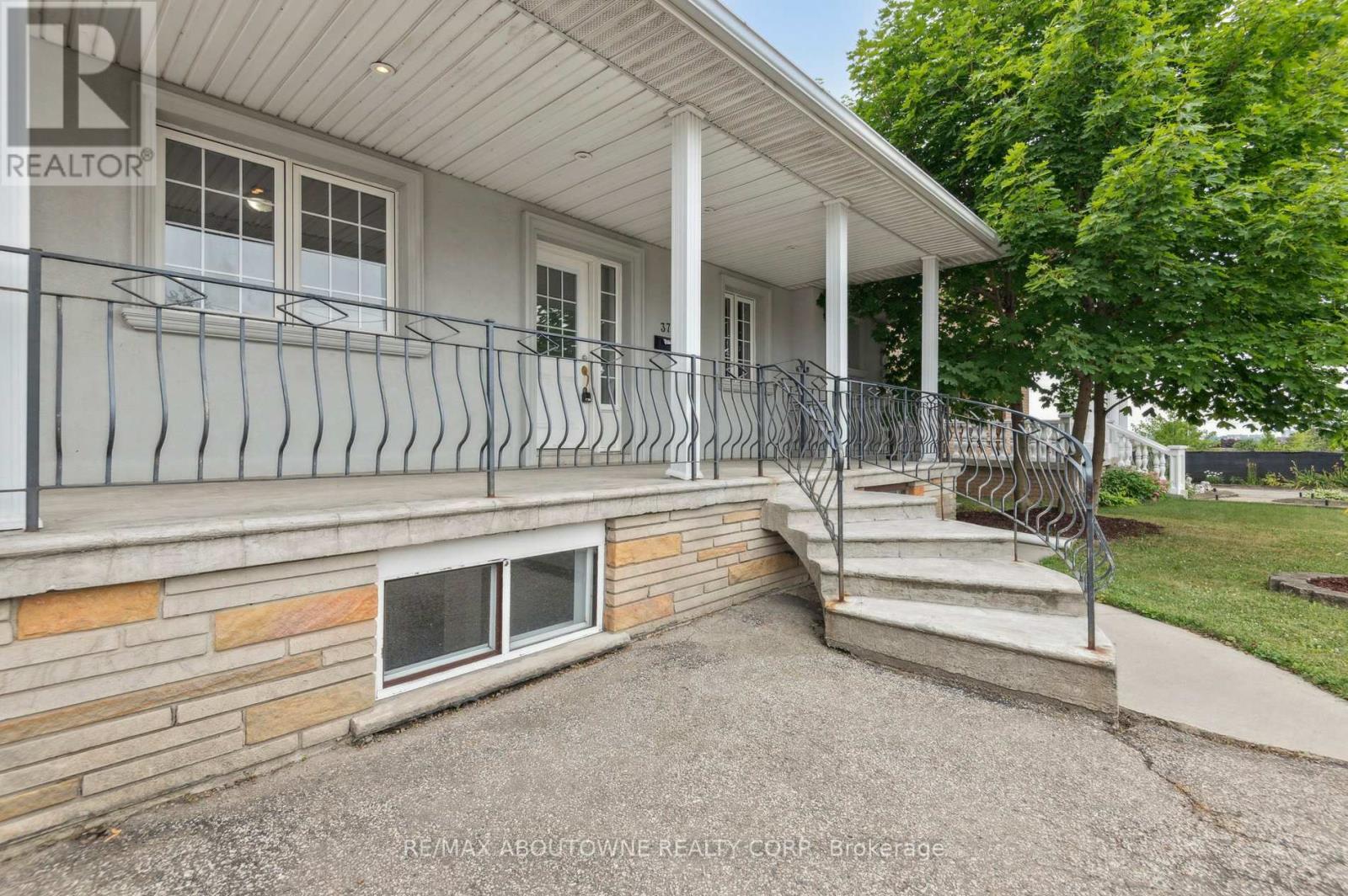 37 Brome Road, Toronto, Ontario  M6L 1T5 - Photo 6 - W12990326