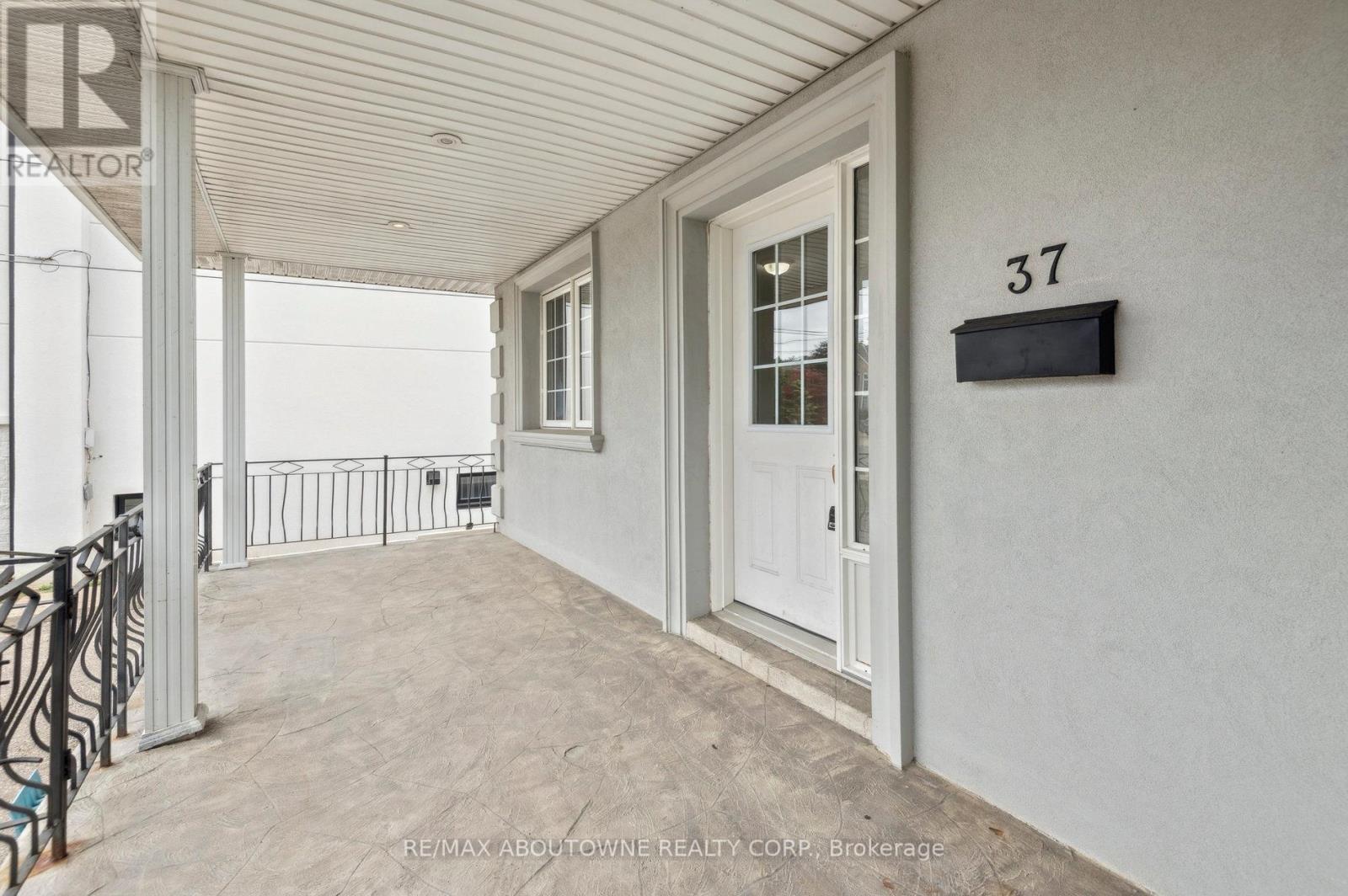 37 Brome Road, Toronto, Ontario  M6L 1T5 - Photo 7 - W12990326