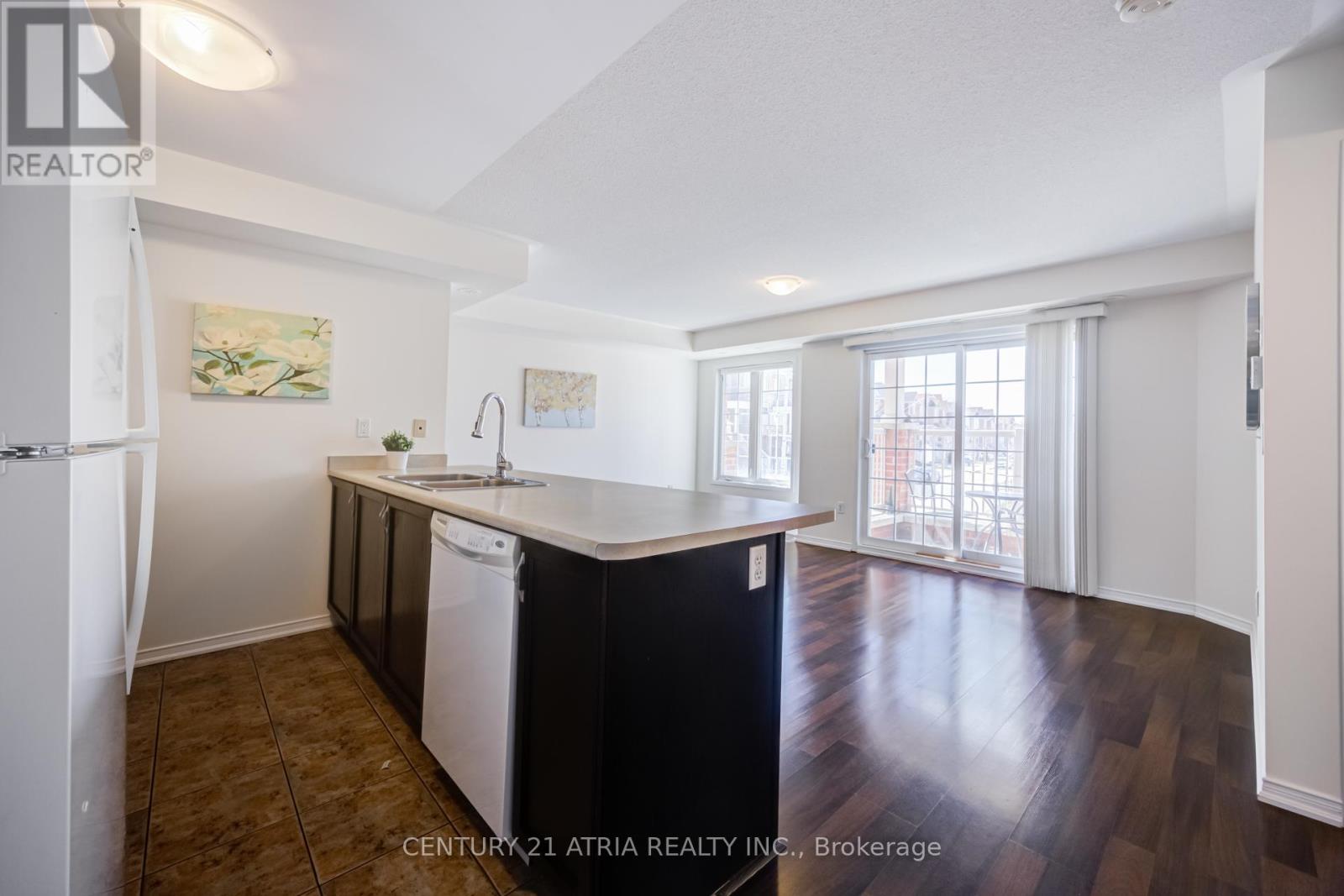 5 - 129 Isaac Devins Boulevard, Toronto, Ontario  M9M 0C4 - Photo 4 - W12990332