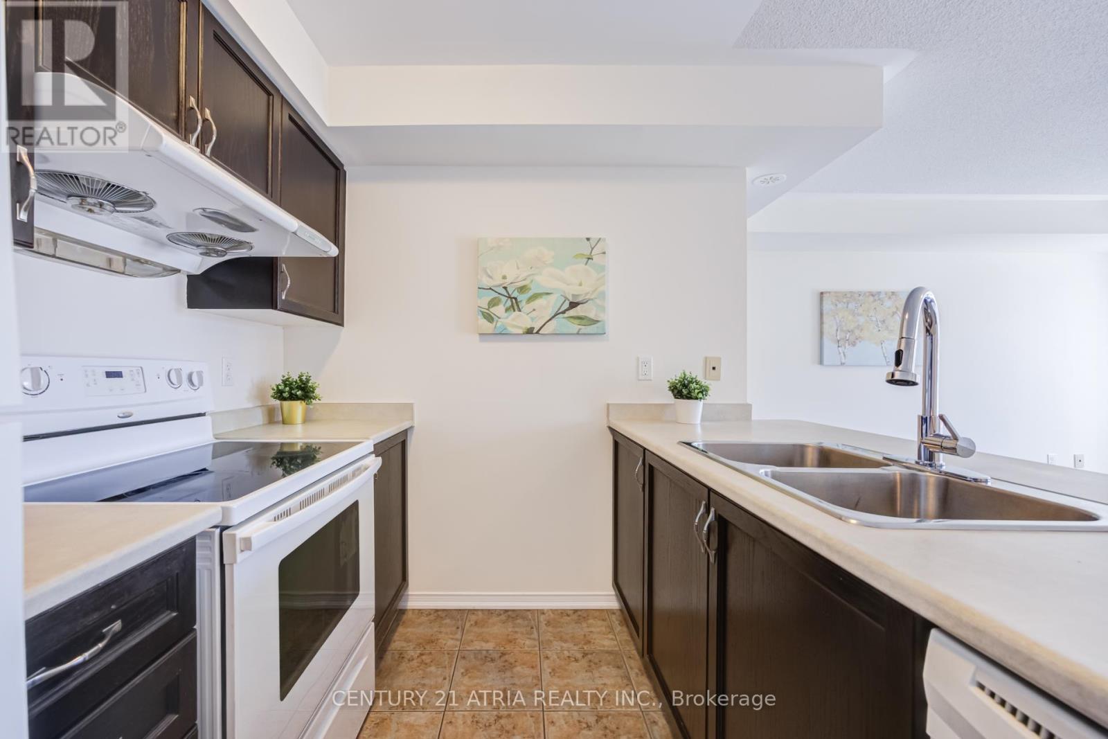 5 - 129 Isaac Devins Boulevard, Toronto, Ontario  M9M 0C4 - Photo 6 - W12990332