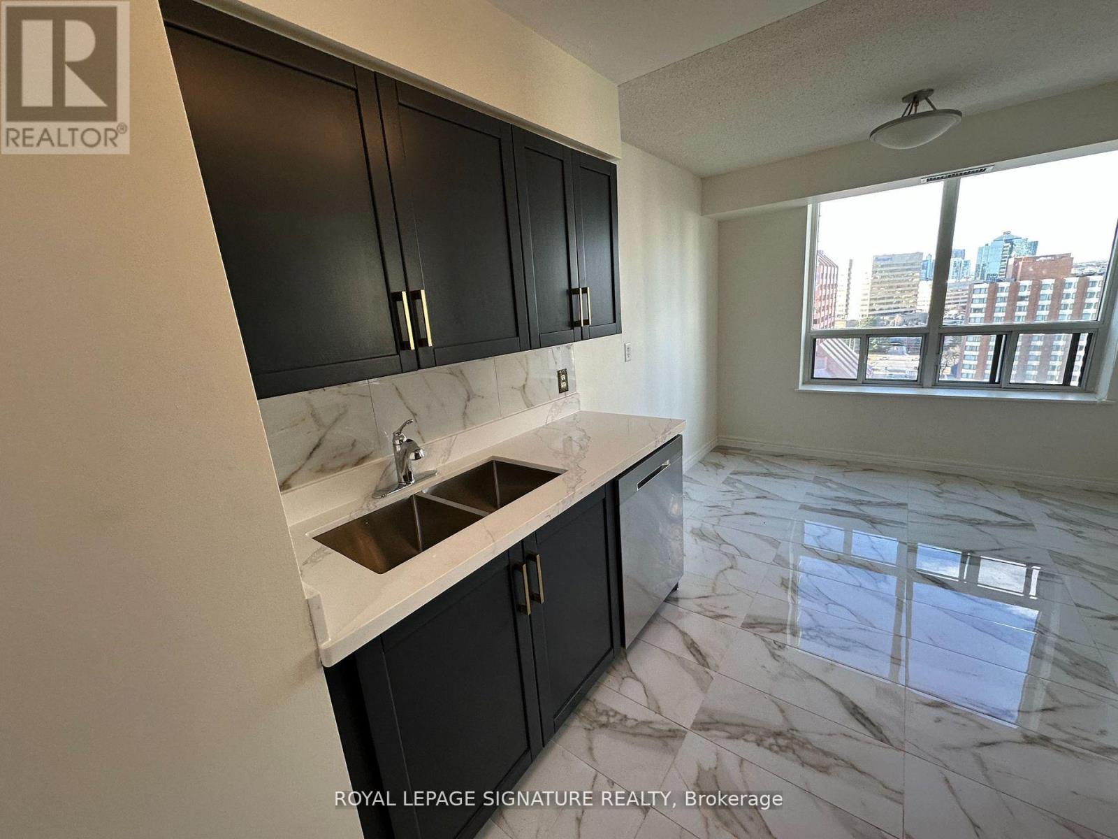 1803 - 156 Enfield Place, Mississauga, Ontario  L5B 4L8 - Photo 8 - W12990344