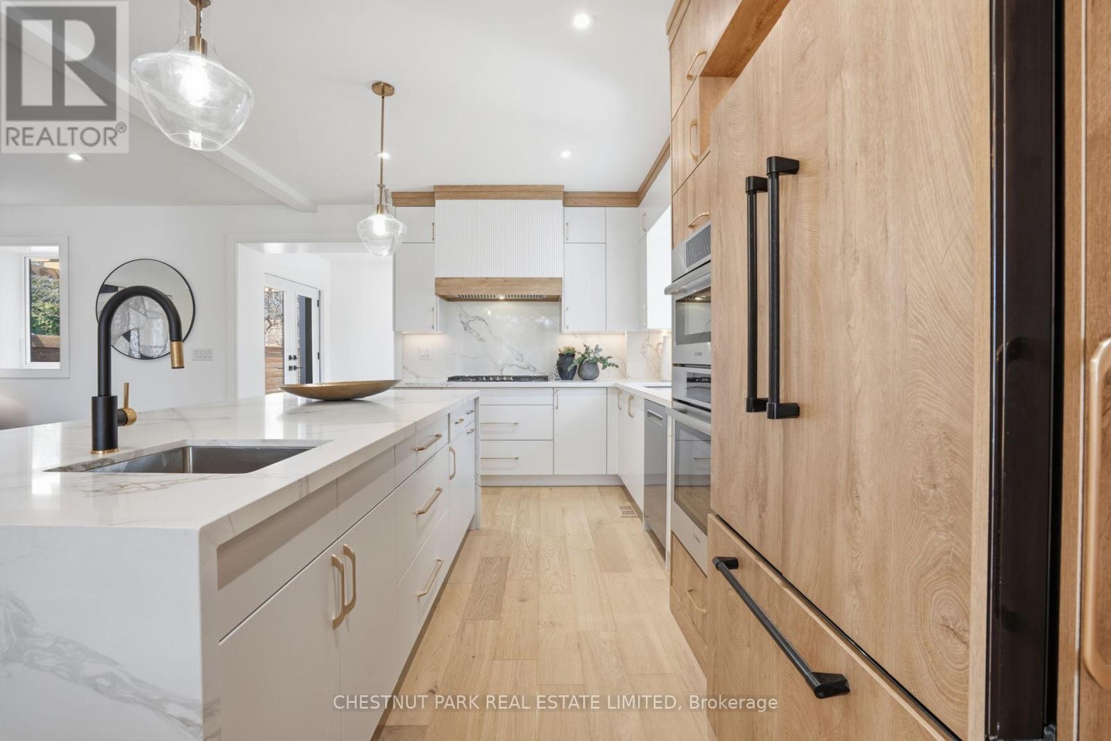 86 Edgecroft Road, Toronto, Ontario  M8Z 2C3 - Photo 13 - W12990396