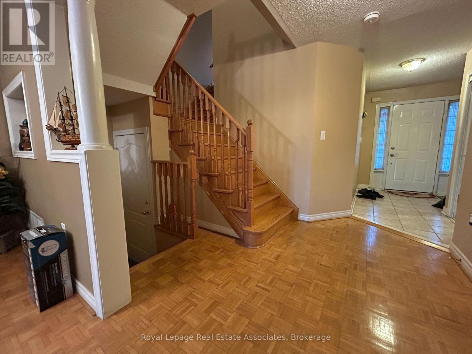 122 Pressed Brick Drive, Brampton, Ontario  L6V 4K4 - Photo 3 - W12990398