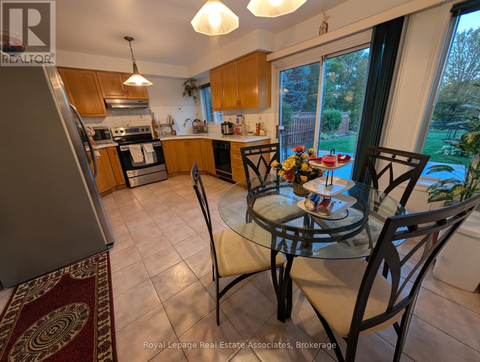 122 Pressed Brick Drive, Brampton, Ontario  L6V 4K4 - Photo 7 - W12990398