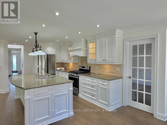 5439 Planters Wood Court, Mississauga, Ontario  L5M 5V6 - Photo 4 - W12990424