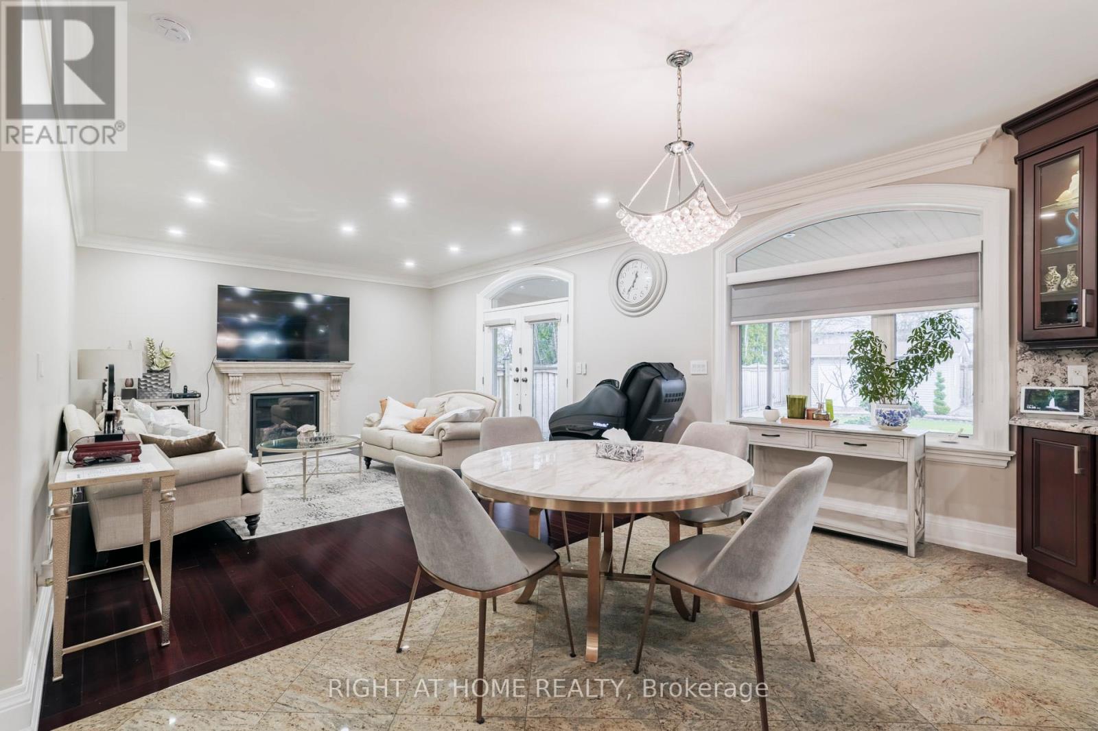 99 Fairview Road W, Mississauga, Ontario  L5B 1K7 - Photo 16 - W12990426