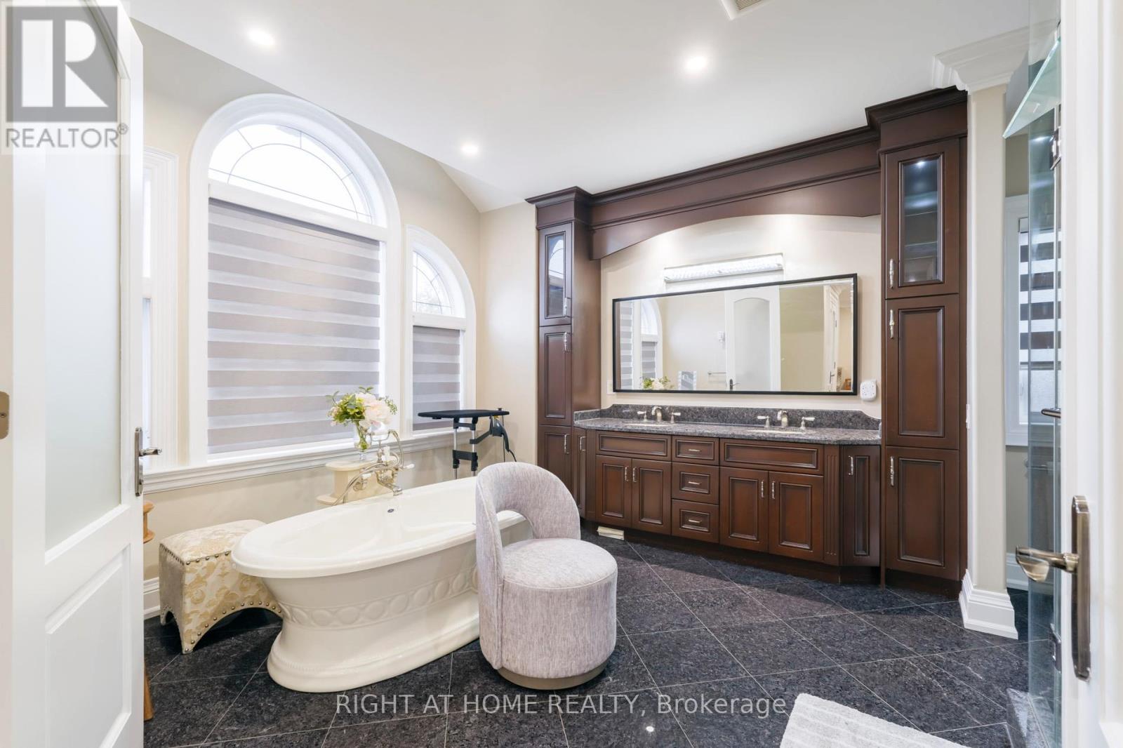 99 Fairview Road W, Mississauga, Ontario  L5B 1K7 - Photo 22 - W12990426