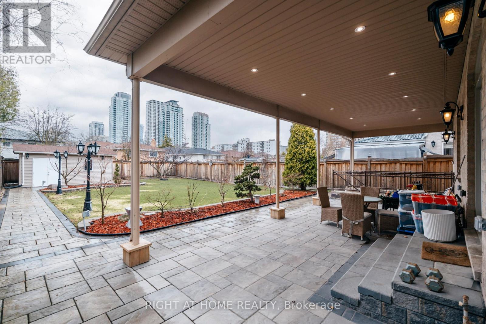 99 Fairview Road W, Mississauga, Ontario  L5B 1K7 - Photo 30 - W12990426