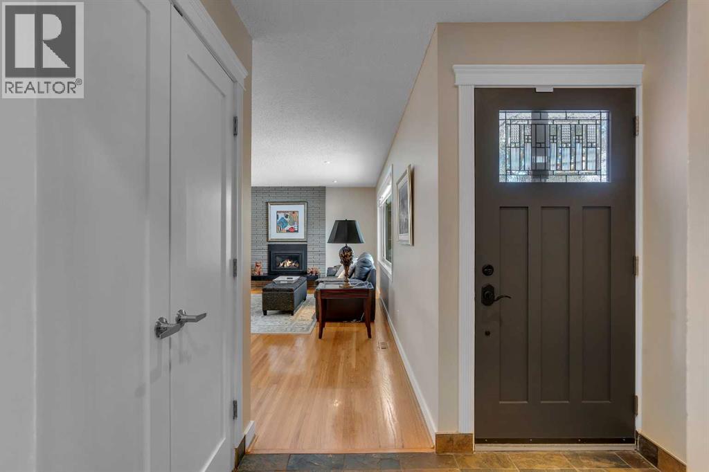 5411 Ladbrooke Drive SW, Calgary, Alberta  T3E 5X9 - Photo 5 - A2291483