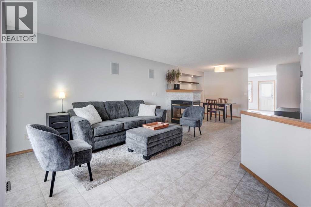 44 Somerglen Heath Sw, Calgary, Alberta  T2Y 4A3 - Photo 3 - A2299369