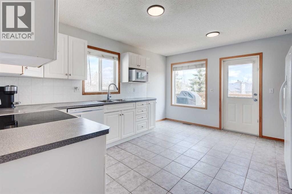 44 Somerglen Heath Sw, Calgary, Alberta  T2Y 4A3 - Photo 8 - A2299369