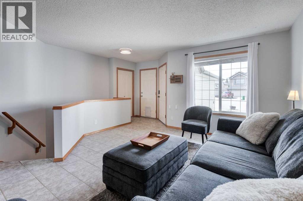 44 Somerglen Heath Sw, Calgary, Alberta  T2Y 4A3 - Photo 4 - A2299369