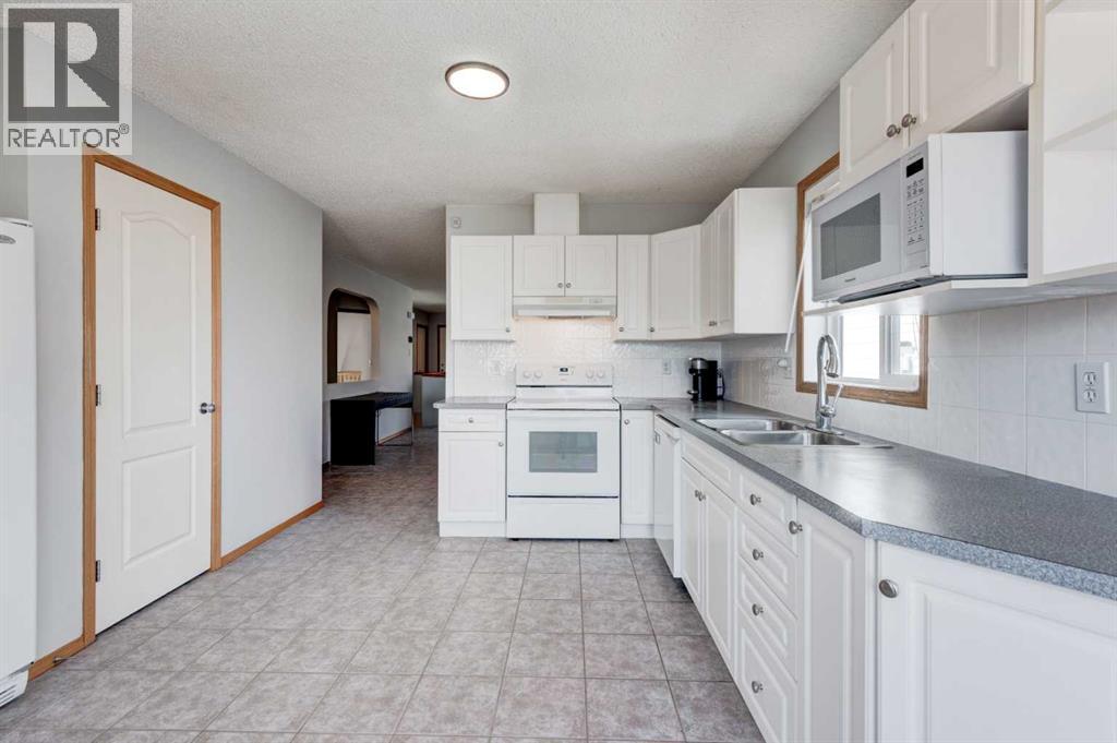 44 Somerglen Heath Sw, Calgary, Alberta  T2Y 4A3 - Photo 10 - A2299369