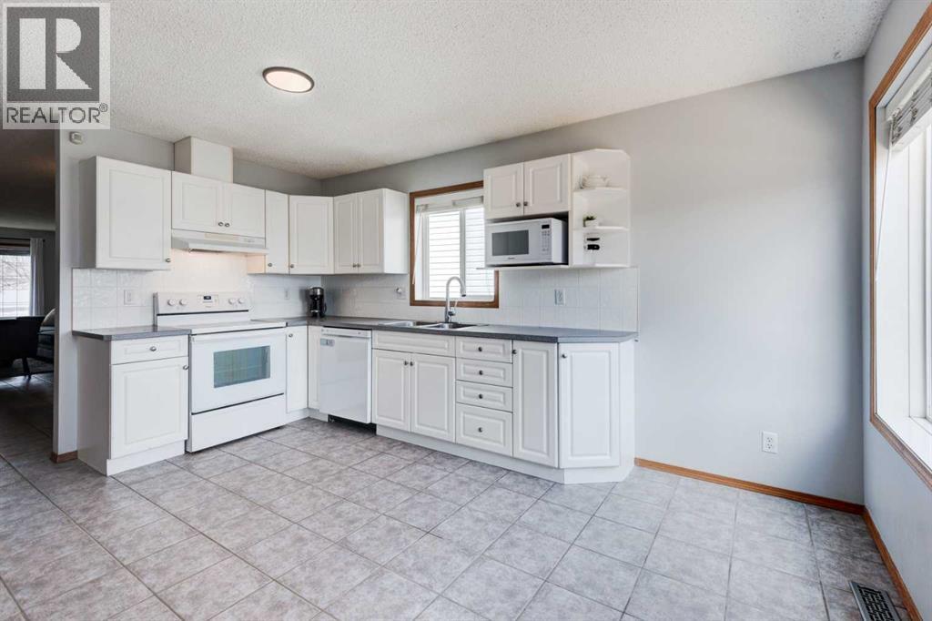 44 Somerglen Heath Sw, Calgary, Alberta  T2Y 4A3 - Photo 9 - A2299369