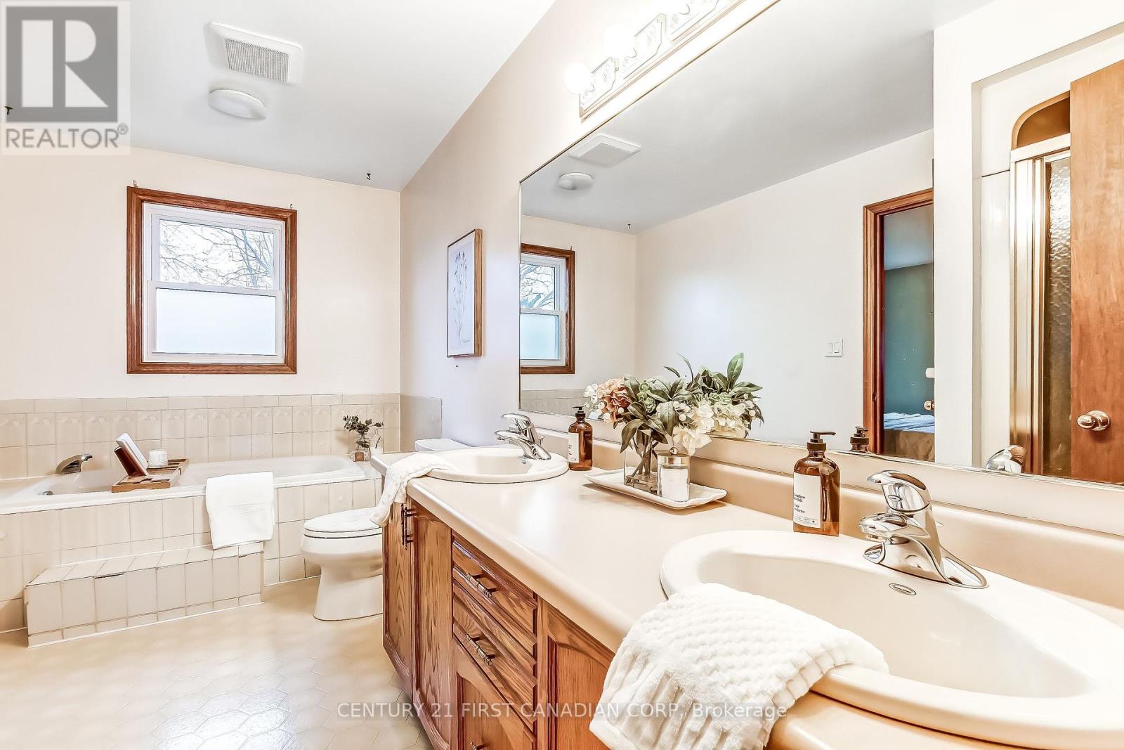 68 Golfview Crescent, London South, Ontario  N6C 5N5 - Photo 12 - X12990504