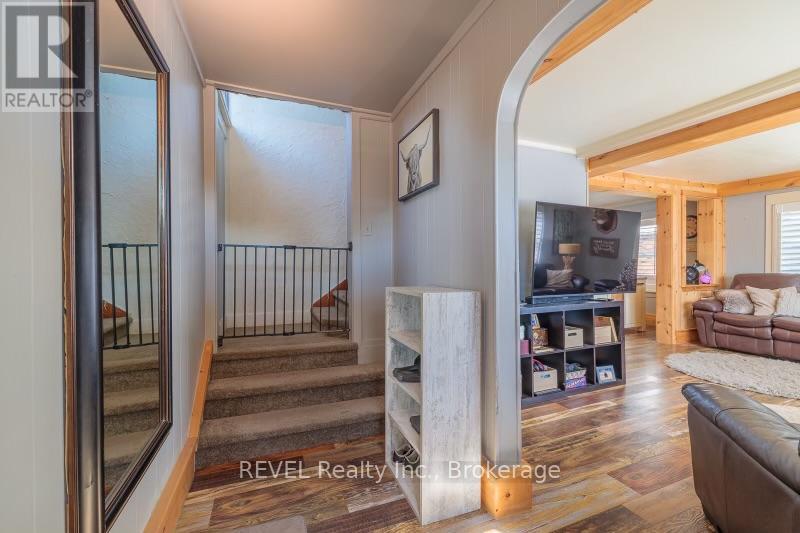 5 Jessie Street, Fort Erie, Ontario  L2A 4E6 - Photo 2 - X12972460