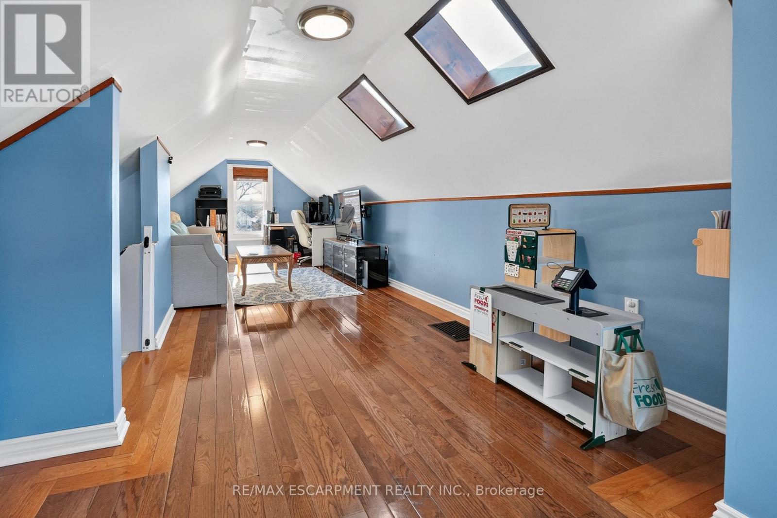 207 Edgemont Street S, Hamilton (Delta), Ontario  L8K 2J1 - Photo 25 - X12977812