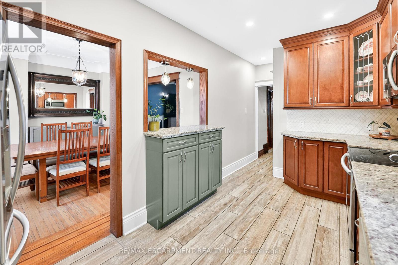 207 Edgemont Street S, Hamilton (Delta), Ontario  L8K 2J1 - Photo 12 - X12977812