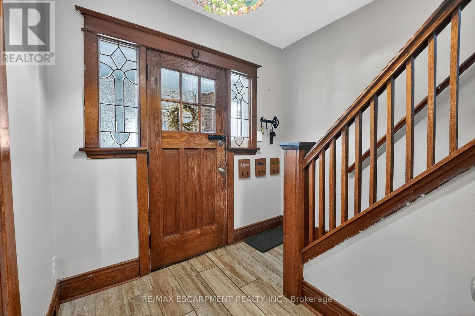 207 Edgemont Street S, Hamilton (Delta), Ontario  L8K 2J1 - Photo 6 - X12977812