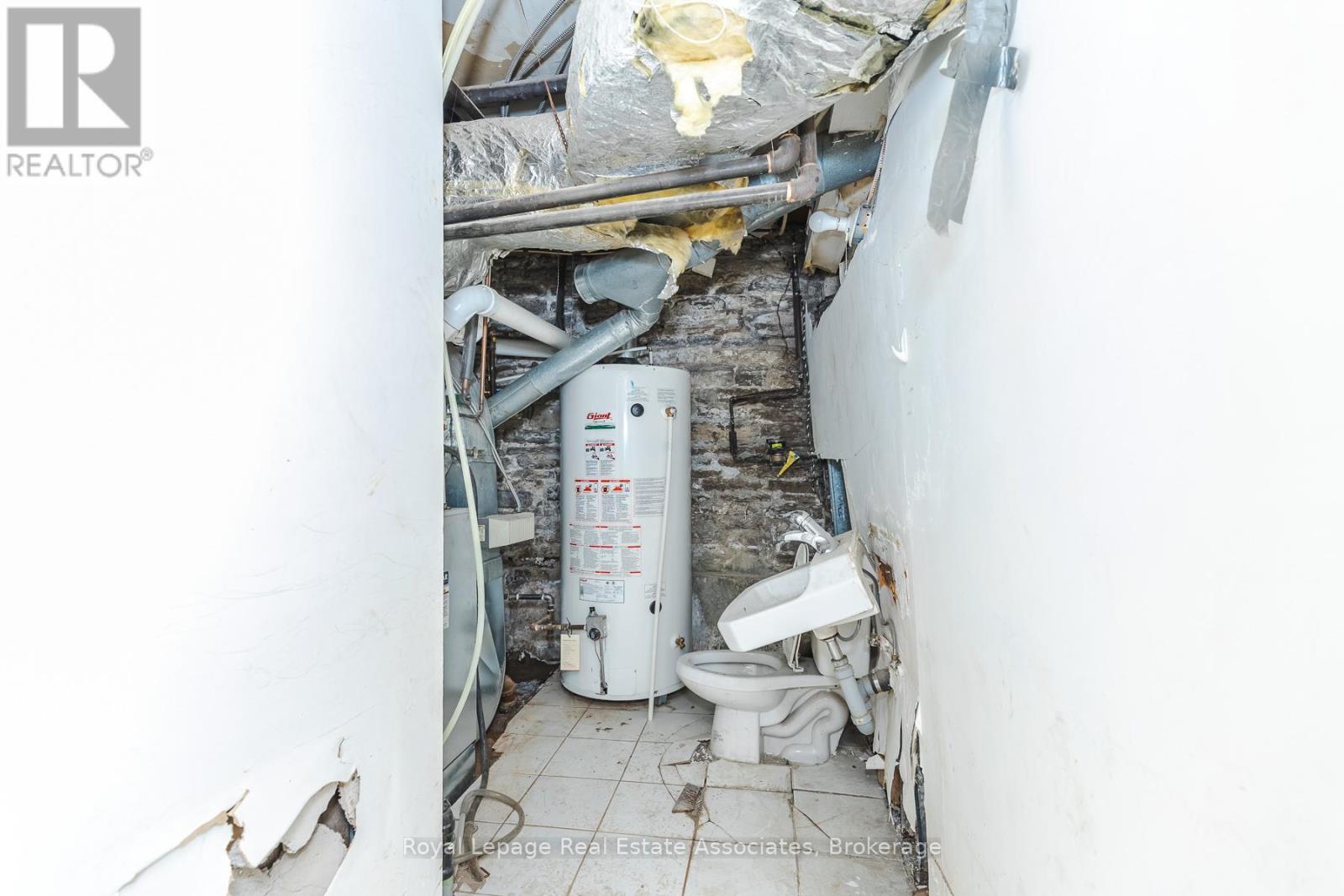 Main - 497 Bloor Street W, Toronto, Ontario  M5S 1Y2 - Photo 18 - C12990642