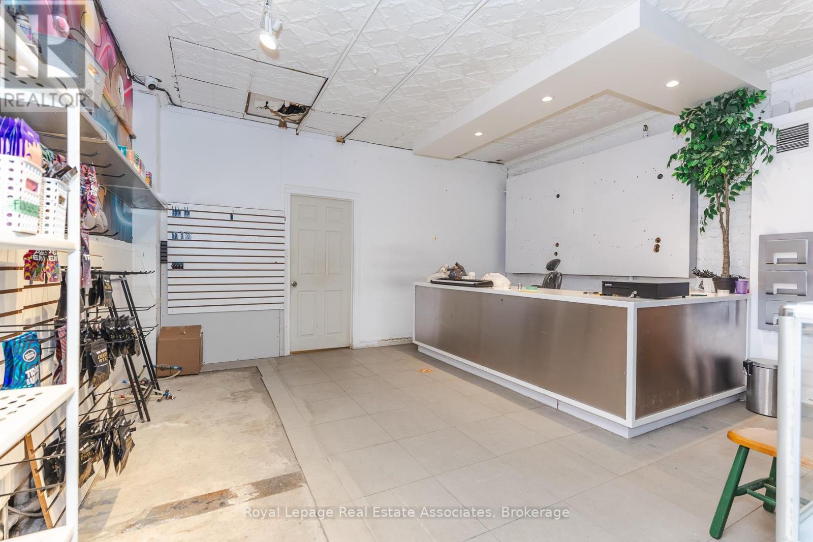 Main - 497 Bloor Street W, Toronto, Ontario  M5S 1Y2 - Photo 4 - C12990642