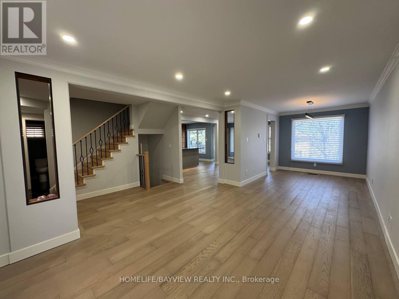 4 Mendys Forest(Main), Aurora, Ontario  L4G 5A3 - Photo 11 - N12990582