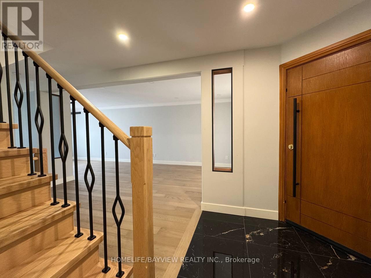 4 Mendys Forest(Main), Aurora, Ontario  L4G 5A3 - Photo 5 - N12990582