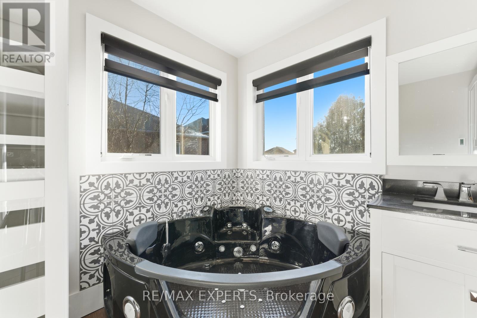 219 Regency View Heights, Vaughan, Ontario  L6A 3V3 - Photo 27 - N12990654