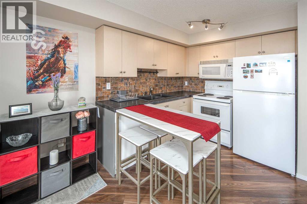307, 17 Country Village Bay NE, Calgary, Alberta  T3K 5Z3 - Photo 4 - A2300022